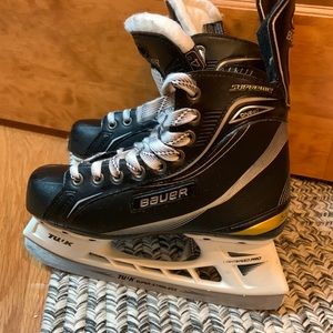 Youth Boys ice skates size 5.  Great condition!